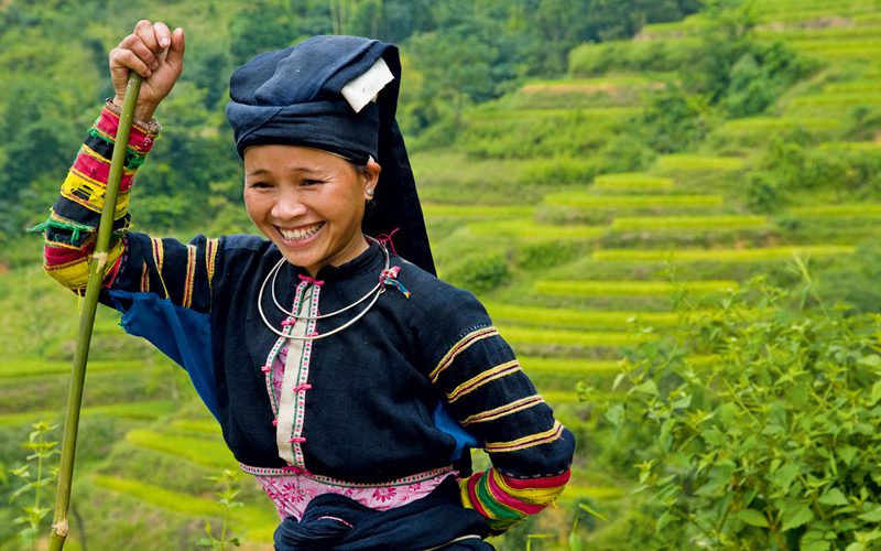 Femme Hmong Noire en costume traditionnel