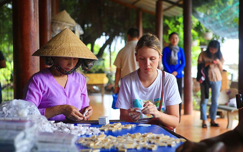 Fabrication des bonbons à la noix de coco au Mékong