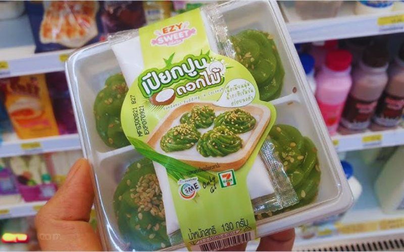 Dessert thaïlandais vert à base de pandan vendu chez 7-Eleven, présenté en barquette sous la marque Ezy Sweet, garni de graines de sésame