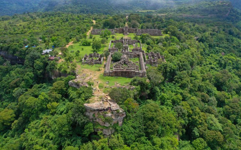 Vue aérienne du temple de Preah Vihear au Cambodge, perché sur une falaise et entouré d’une dense forêt verdoyante