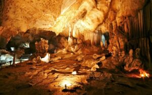 Intérieur de la grotte de Lawa à Kanchanaburi, avec ses impressionnantes formations de stalactites et stalagmites illuminées