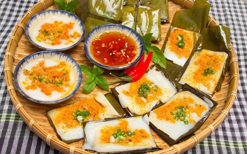 Plateau de spécialités de Hué comprenant des bánh bèo (gâteaux de riz vapeur dans des coupelles) et des bánh nậm (gâteaux de riz plats enveloppés dans des feuilles de bananier), garnis de crevettes séchées, d’échalotes frites et d’oignons verts