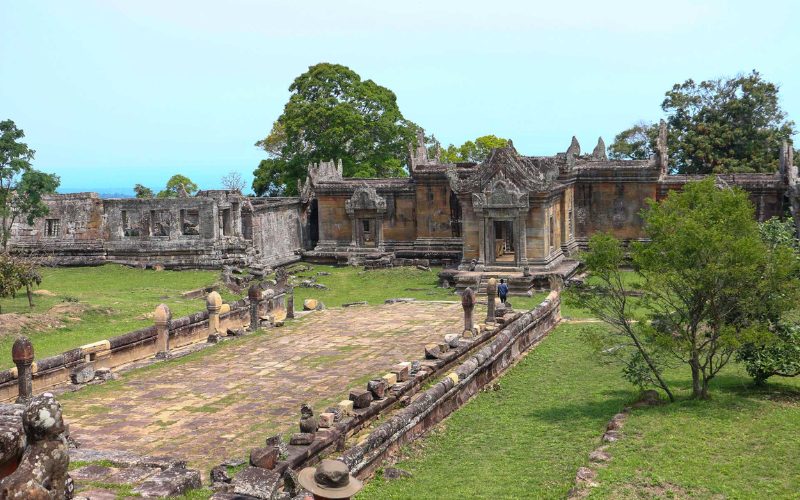 Entrée et cour intérieure du temple de Preah Vihear au Cambodge, avec ses anciennes sculptures khmères et murs en pierre entourés de verdure