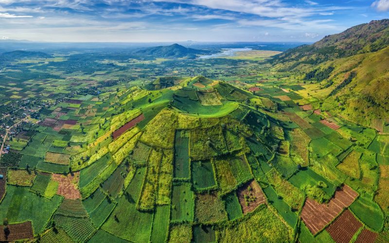 Vue aérienne des Hauts Plateaux du Centre, avec collines verdoyantes et mosaïque de champs agricoles s’étendant à perte de vue