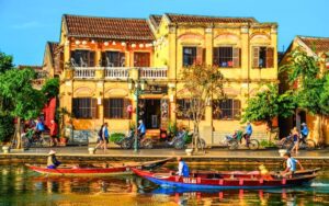 Hoi An, située au bord de la mer de Chine méridionale au Vietnam, est une ville historique charmante et pittoresque, connue pour son architecture ancienne bien préservée, ses lanternes colorées