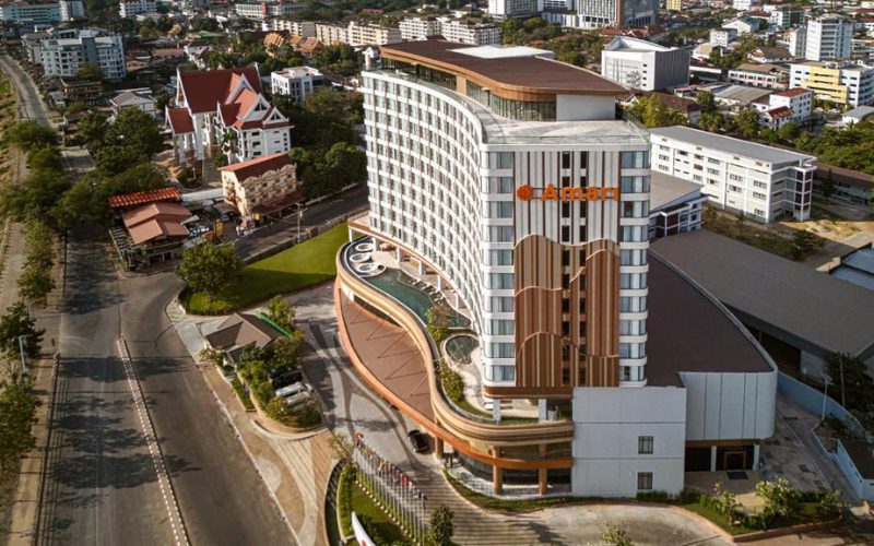 Vue aérienne d’un hôtel moderne à Vientiane, Laos, avec piscine extérieure et architecture contemporaine