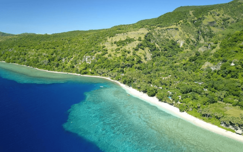 Paysage idyllique de l'île d'Atauro au Timor oriental, parfait pour la plongée et la détente sur la plage, surtout en saison sèche - le meilleur moment pour visiter le Timor oriental