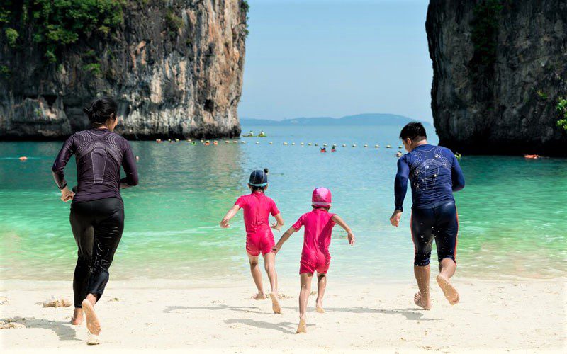 Jouez avec les enfants sur le sable blanc immaculé de Phuket