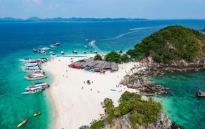 Vue aérienne de Koh Khai, une île avec une plage de sable blanc entourée d'eaux turquoise