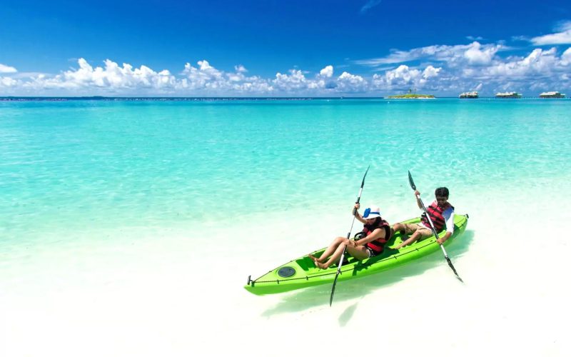 Kayak dans la mer d'Andaman