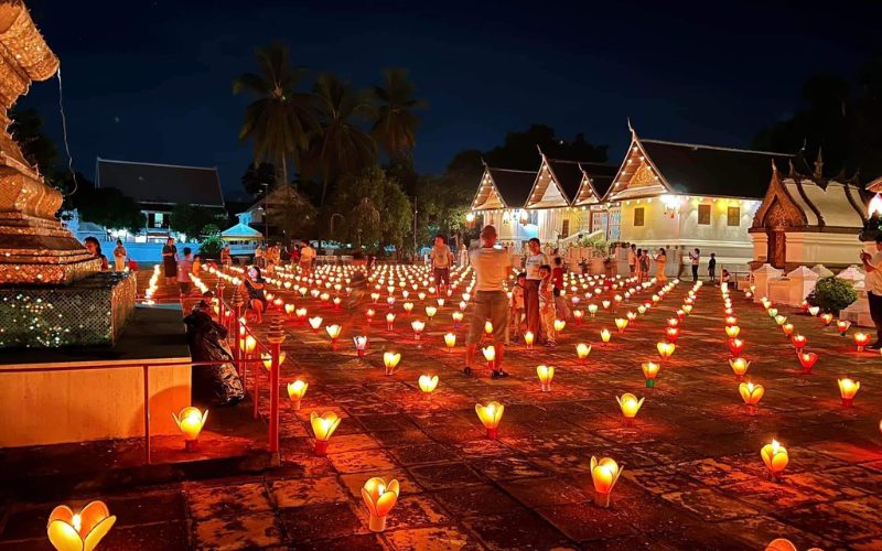 Des lanternes en forme de fleurs illuminent la cour d’un temple à Luang Prabang
