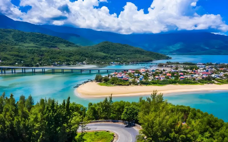 La plage de Lang Co est reconnue pour sa beauté naturelle saisissante. 15 jours en Indochine
