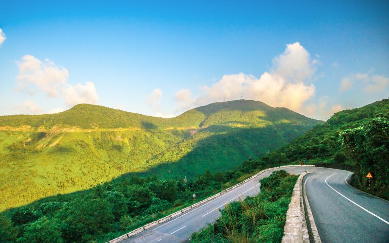 Le col de Hai Van est une route de montagne panoramique offrant des vues spectaculaires sur la côte et l'océan.