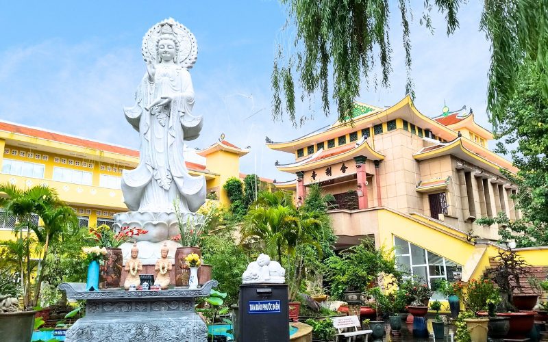 Les visiteurs de la pagode pourront faire des offrandes dans le hall principal ou devant les statues de Bouddha et de Guanyin, Ho Chi Minh-Ville