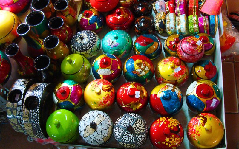Les touristes peuvent acheter les artisanats locaux dans le marché Ben Thanh