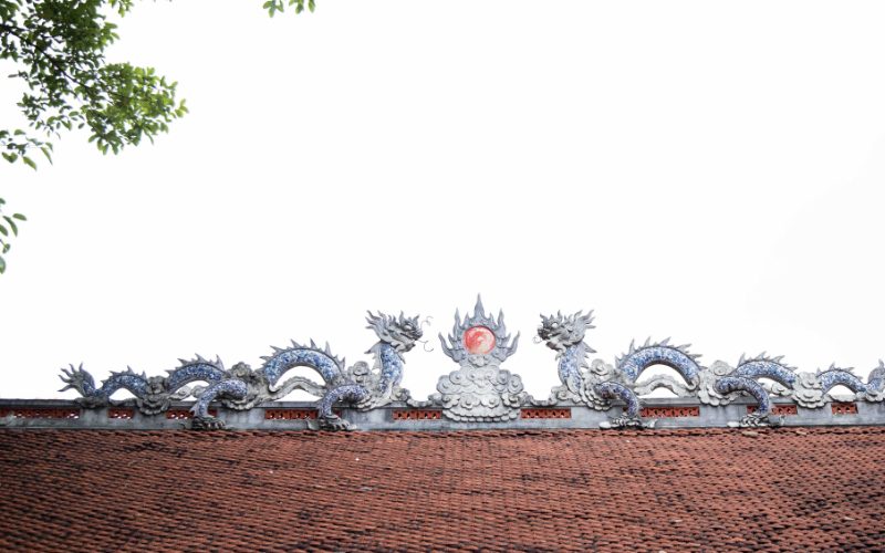 L'architecture extérieure suit le style traditionnel du peuple Kinh