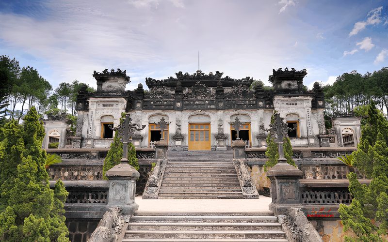 Les Tombeaux Royaux à Huế sont des mausolées historiques dédiés aux empereurs de la dynastie Nguyễn Vietnam Cambodge en 16 jours
