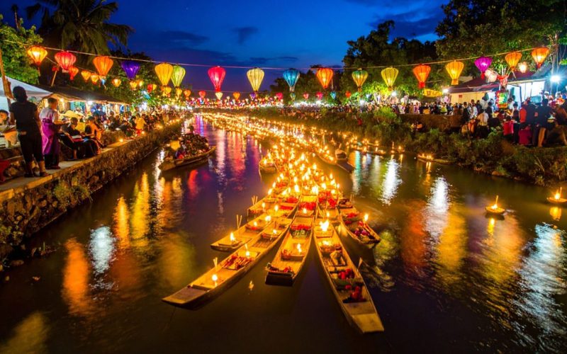 Des centaines de lanternes flottantes illuminent la rivière lors du Boun Lai Heua Fai à Luang Prabang.