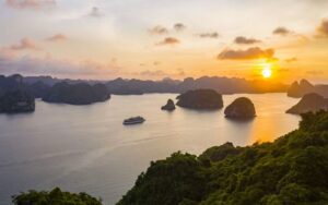 Lever du soleil dans la baie d'Halong