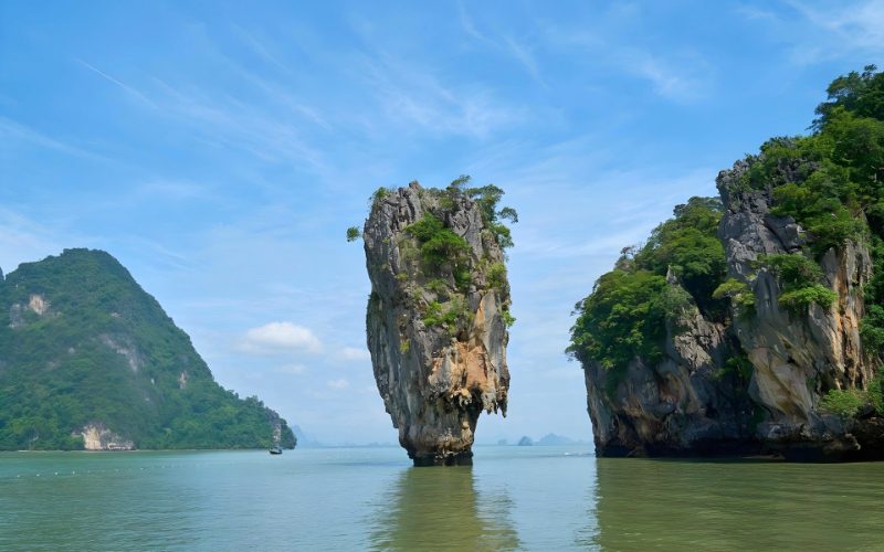 La baie de Phang Nga est célèbre pour ses impressionnantes formations rocheuses karstiques.
