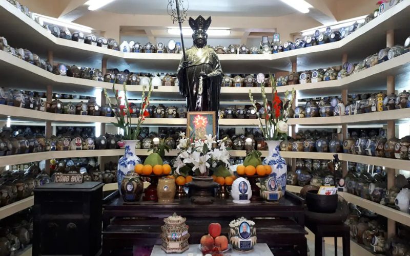 Lieu de commémoration des défunts à l'intérieur de la tour des Reliques