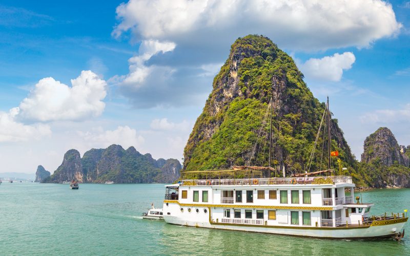 La Baie d'Halong, située au Vietnam, est un site classé au patrimoine mondial de l'UNESCO en raison de sa valeur naturelle et culturelle exceptionnelle. Indochine en 15 jours