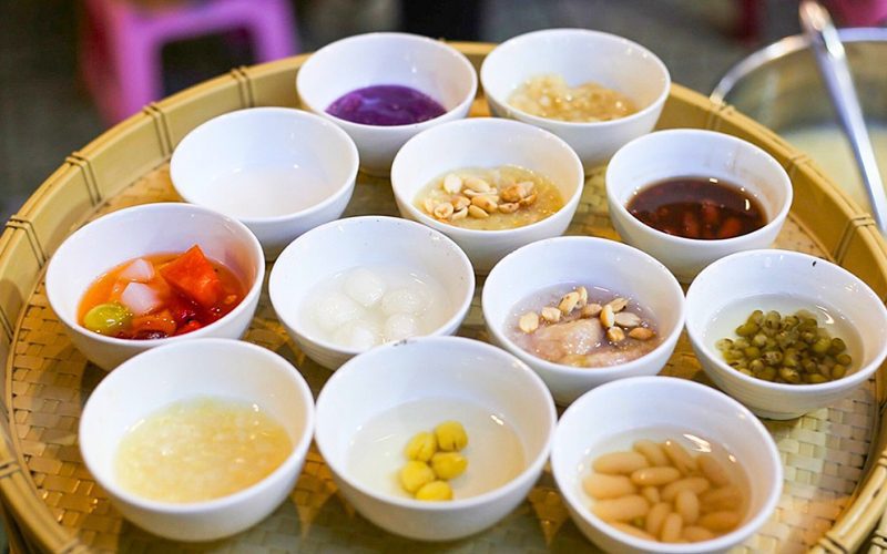 Chè Huế fait référence à une variété de desserts traditionnels vietnamiens originaires de la ville de Huế, célèbre pour sa cuisine riche et variée.