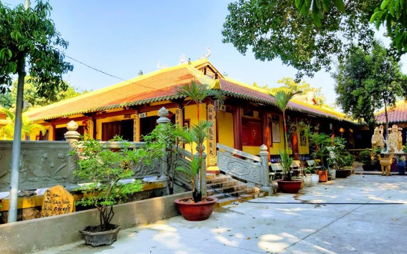 La Pagode Phung Son se distingue par sa couleur jaune et son architecture ancienne