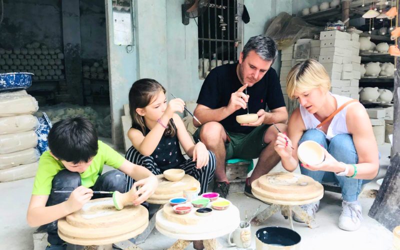 Les touristes font de la poterie au village de la poterie de Bat Trang à Hanoi