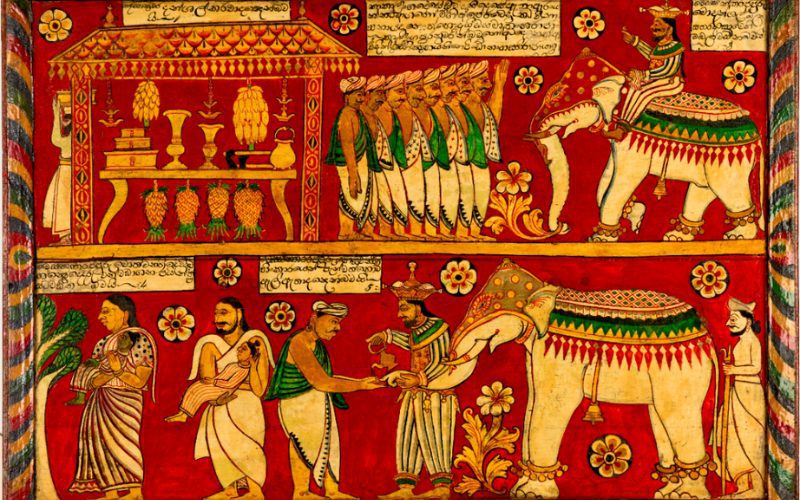 Peinture traditionnelle asiatique illustrant une scène royale avec éléphants, porteurs d’offrandes et personnages en procession, sur fond rouge décoré de motifs floraux et inscriptions anciennes
