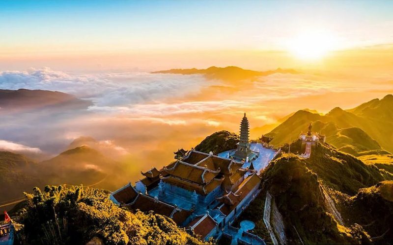 La randonnée au mont Fansipan offre une aventure inoubliable à travers les montagnes majestueuses du nord du Vietnam.