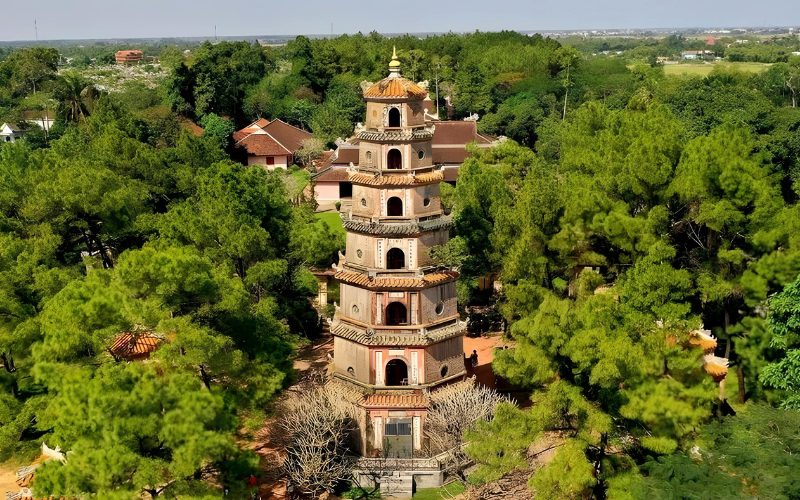 La pagode Thien Mu est un monument historique et religieux emblématique à Hue 15 jours en Indochine