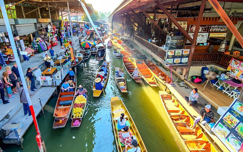 Marché flottant de Damnoen Saduak se trouve dans une province appelée Ratchaburi, à 100km de Bangkok