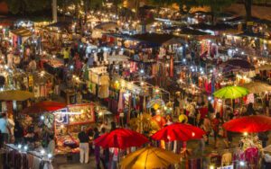 Le marché nocturne animé de Chiang Mai, avec des étals colorés proposant artisanat, vêtements et spécialités locales