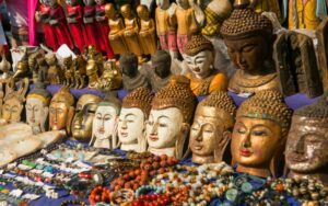 Masques et colliers de Bouddha au marché de Birmanie
