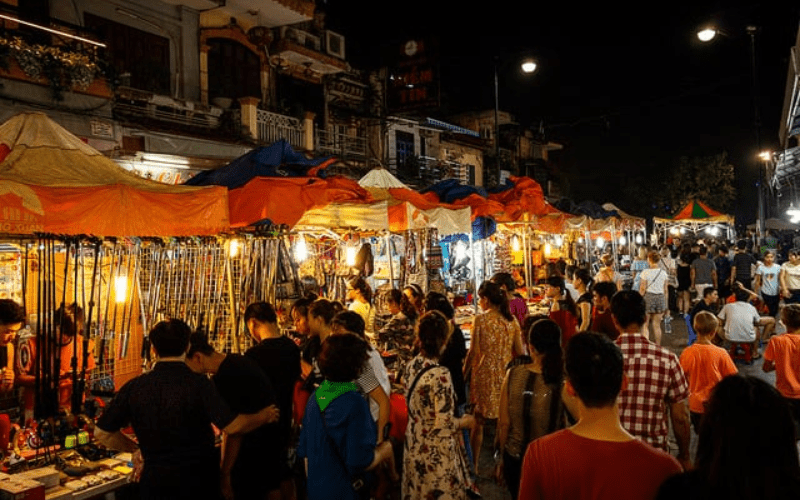 Marché de nuit animé à Hanoï