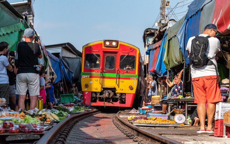 Marché ferroviaire de Samut Songkhram
