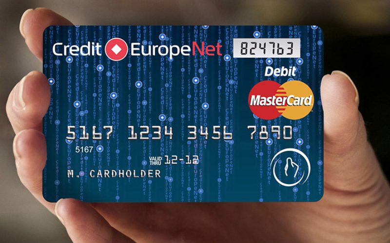 Main tenant une carte bancaire MasterCard de Credit EuropeNet, utilisée pour les paiements internationaux, y compris au Cambodge