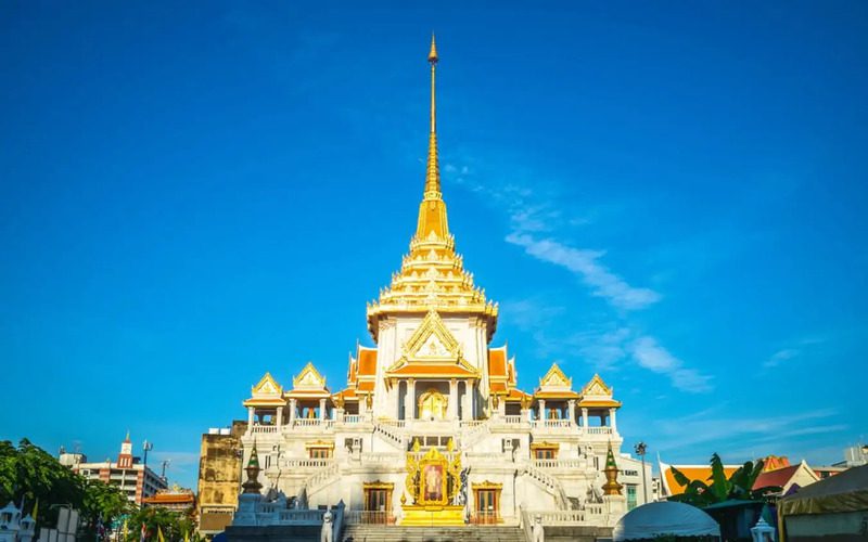 Magnifique Wat Traimit solennel dans le ciel Bangkok