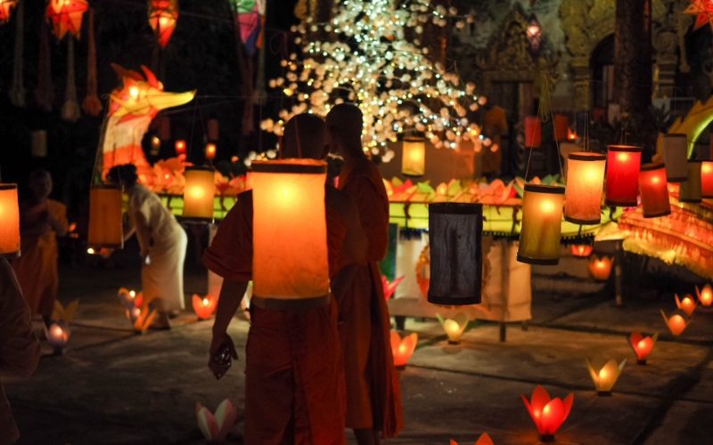 Moines et lanternes illuminées lors du Boun Lai Heua Fai à Luang Prabang