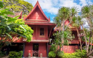 La maison de Jim Thompson à Bangkok, une maison traditionnelle en bois de teck entourée de verdure luxuriante