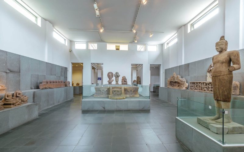 Salle d’exposition du musée de la sculpture cham à Da Nang, présentant des statues et bas-reliefs anciens issus du sanctuaire de My Son