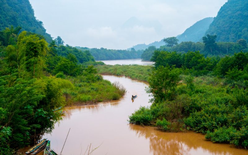 Navigation avec vue sur la rivière Nam Ou
