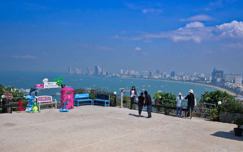 Point de vue panoramique sur la baie de Pattaya en Thaïlande, avec la ville moderne en arrière-plan et des visiteurs profitant du belvédère par temps ensoleillé