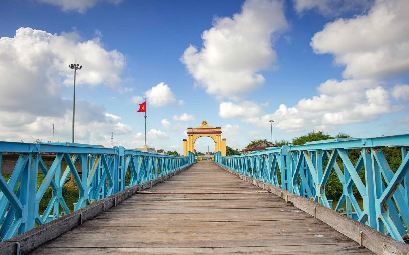 Pont Hien Luong peint en bleu traversant la rivière Ben Hai à Quang Tri, symbole historique de la division Nord-Sud du Vietnam
