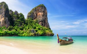 Phuket, l'île tropicale thaïlandaise, est célèbre pour ses plages de sable blanc, ses eaux cristallines