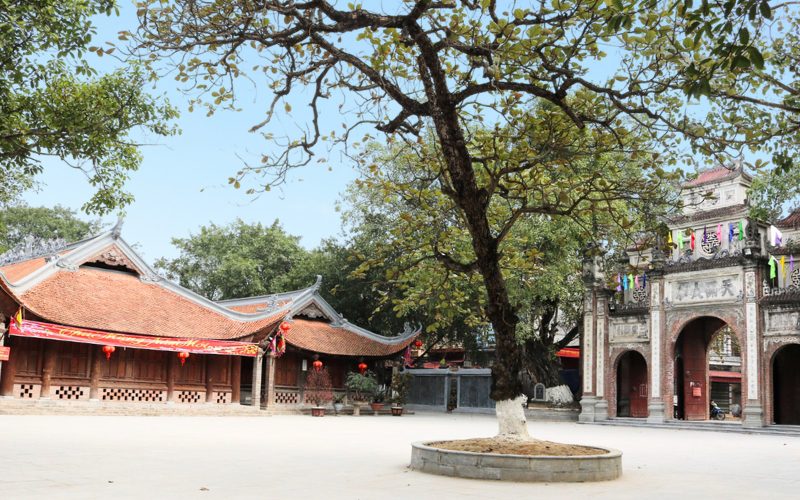 Porte et hall principal de la maison communale de Dong Ky