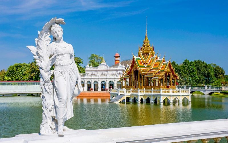 Vue du Palais d'Été de Bang Pa-In, avec son pavillon royal élégant au centre d'un étang et ses sculptures ornées