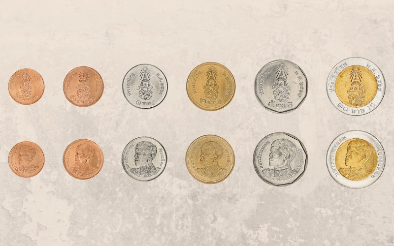 Ensemble des pièces de baht thaïlandais montrant les différentes valeurs en circulation (1, 2, 5 et 10 bahts), avec leurs faces et revers
