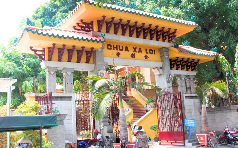 Porte latérale de la pagode Xa Loi